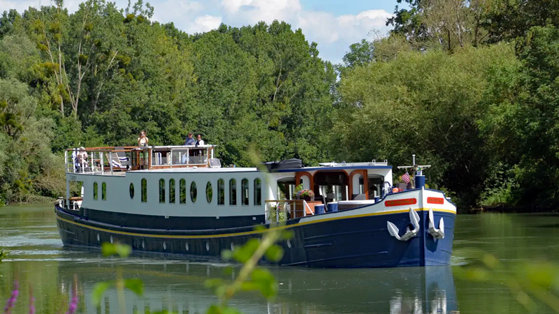 French Hotel Barge Kir Royale - Barge cruises in Champagne France