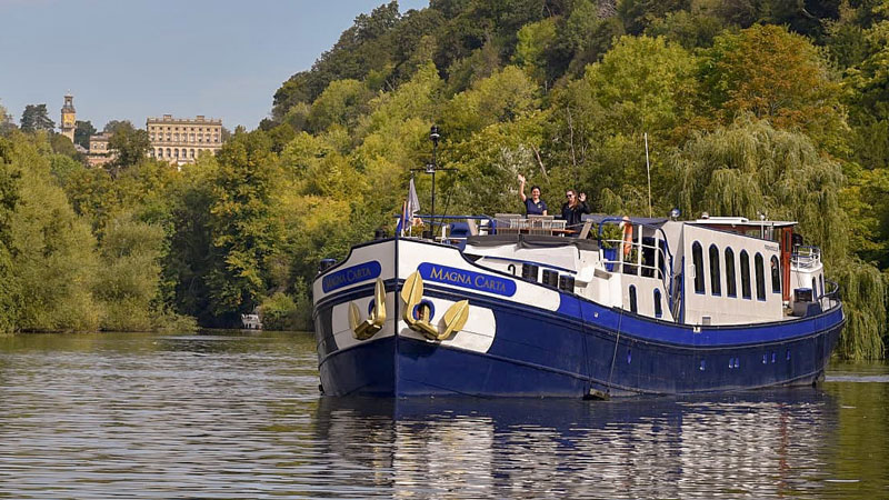 Cruise the Thames with English Hotel Barge Magna Carta