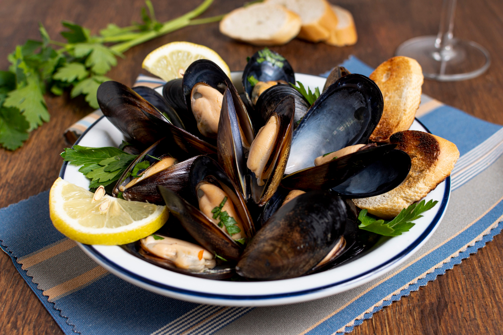 Bowl of moules-marinieres from Freepik.com